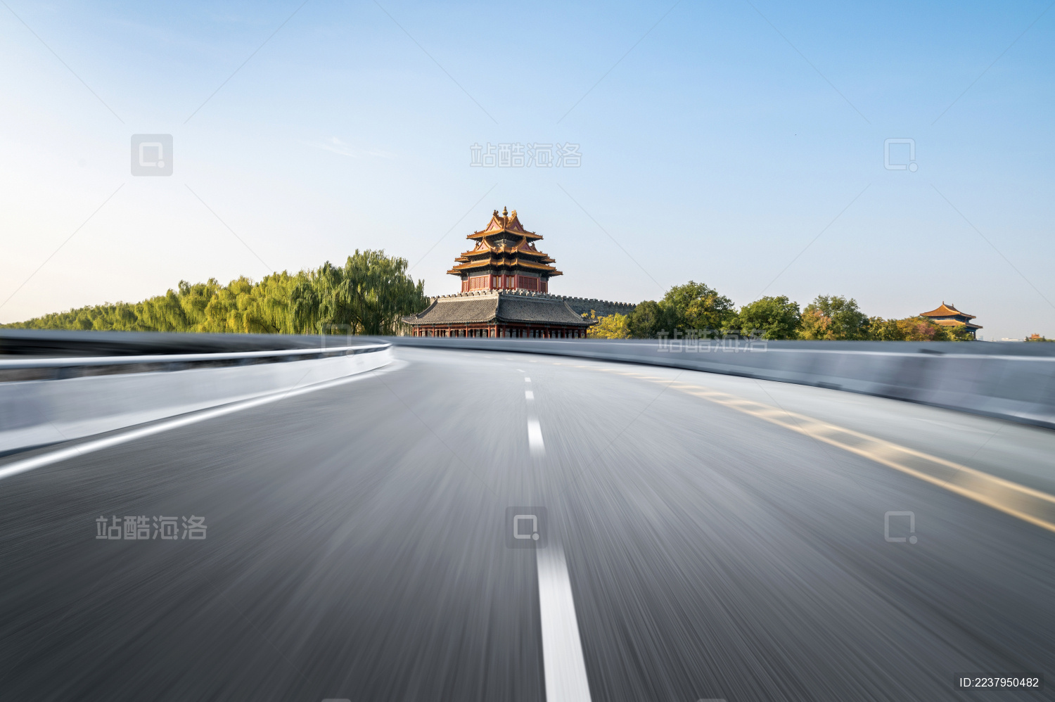 公路背景和北京紫禁城风光