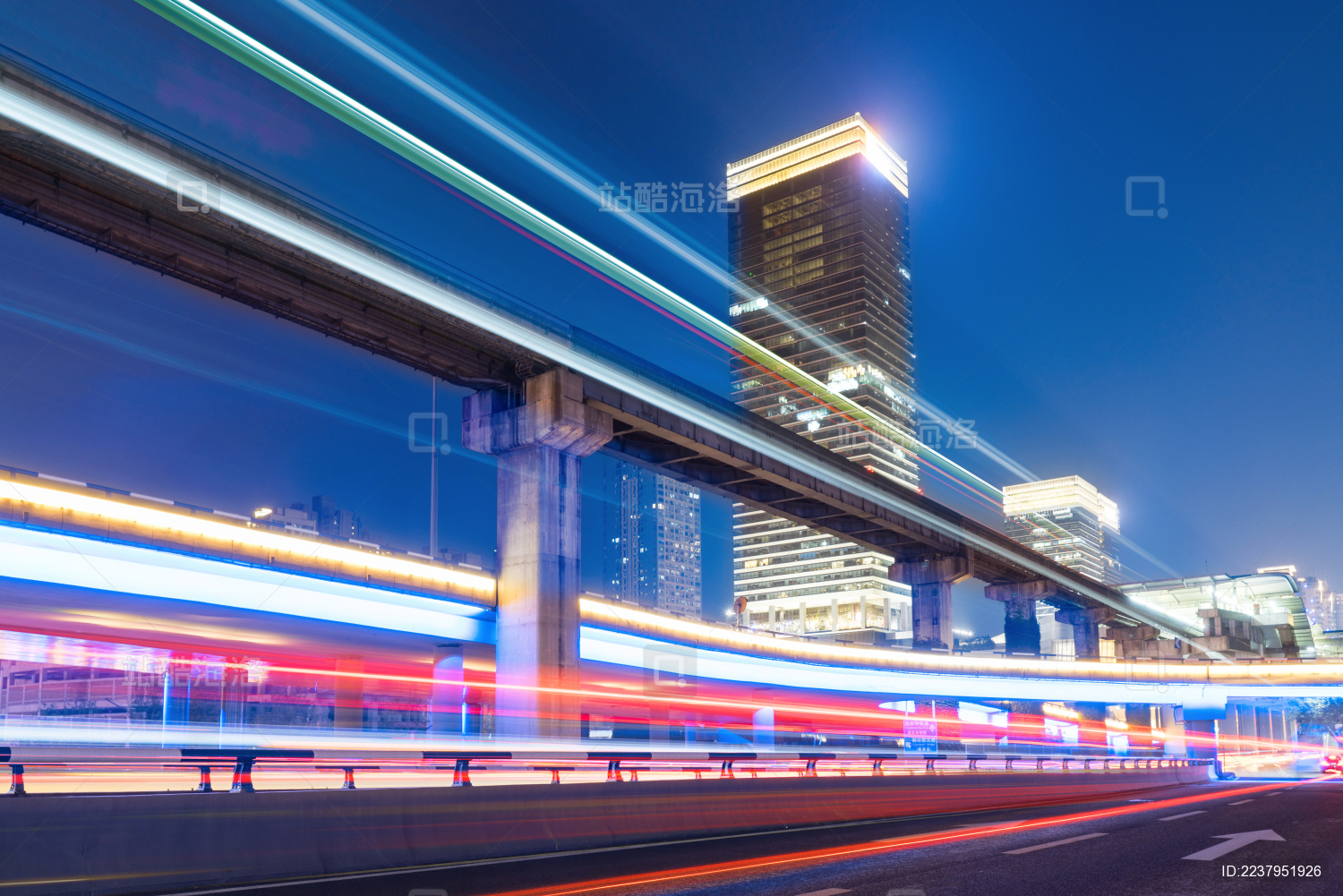 城市交通 汽车光轨