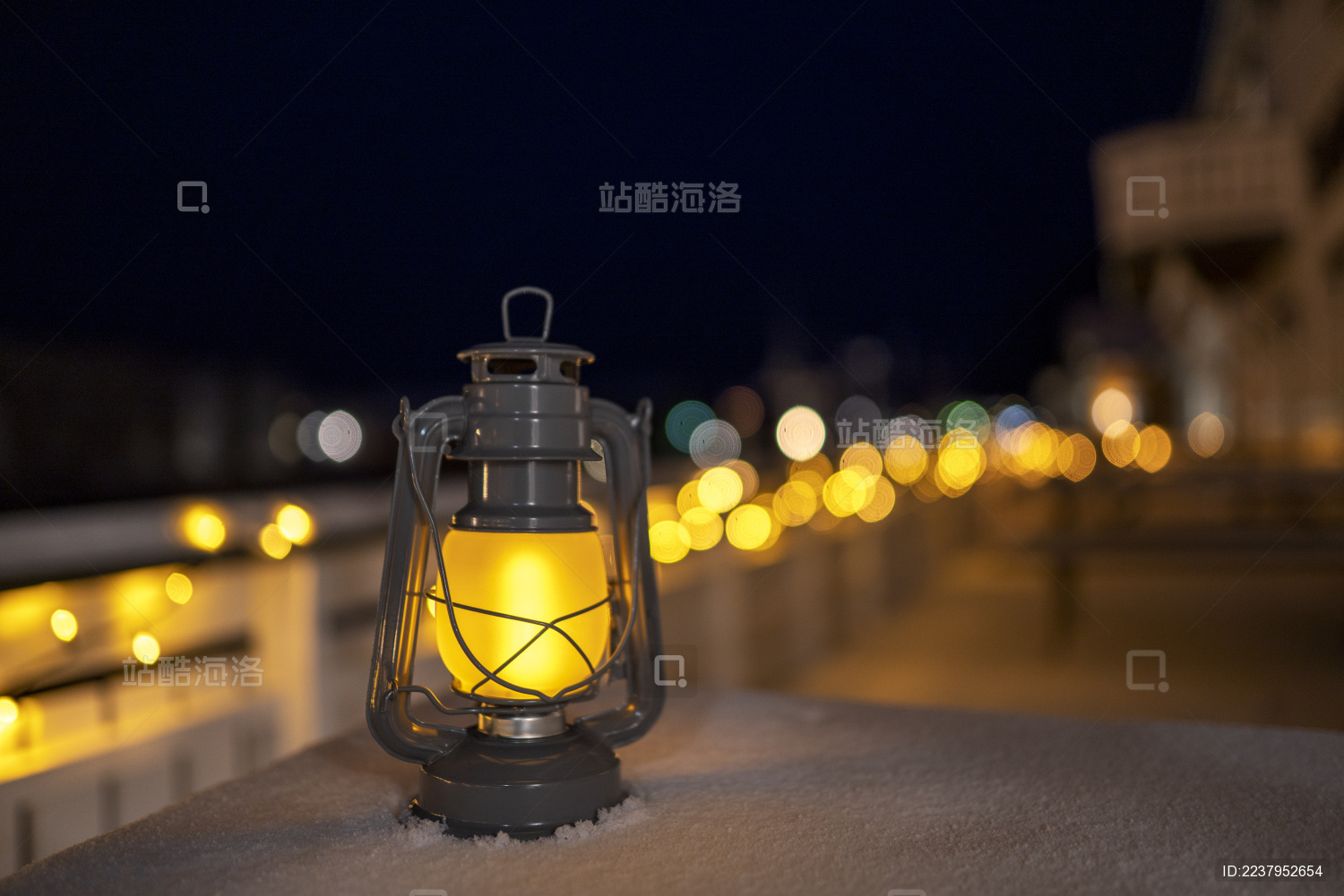 放置在阳台桌子上的小油灯