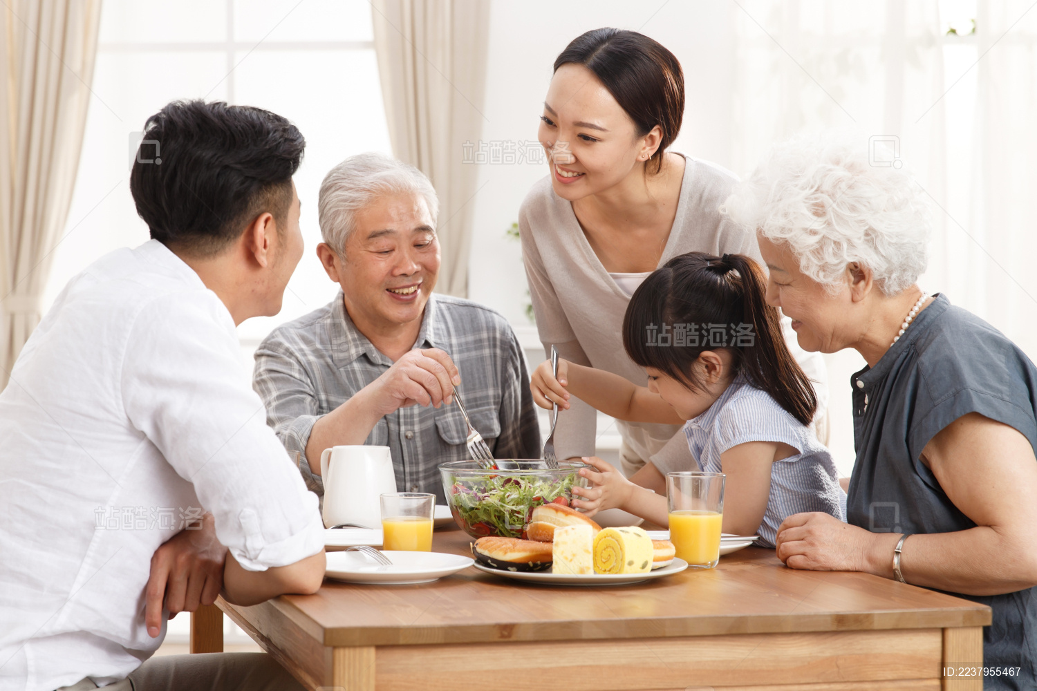 幸福家庭吃早餐高清摄影大图-千库网