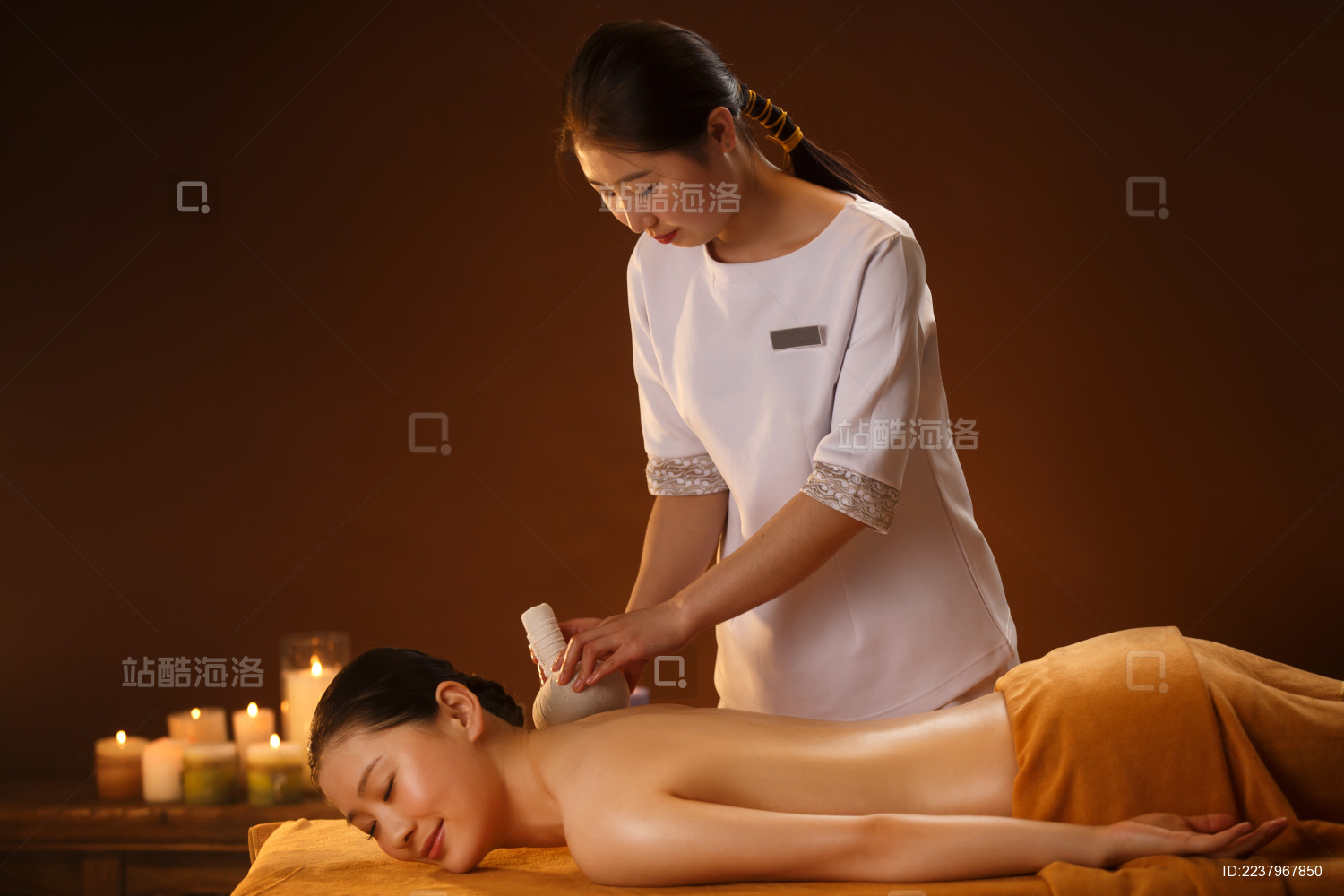 年轻女人在室内做SPA