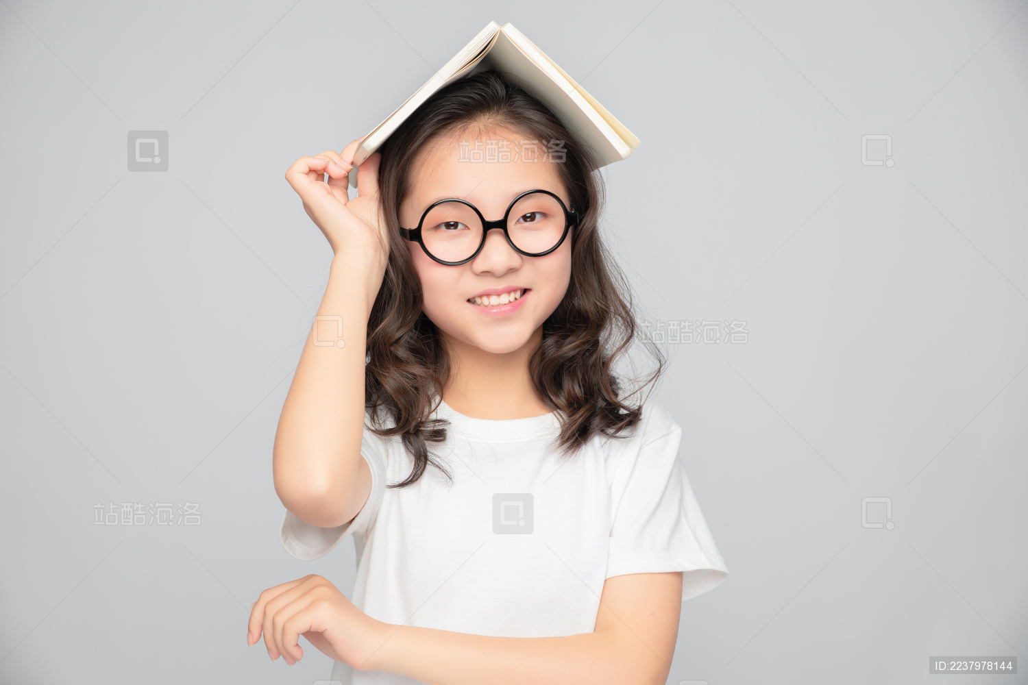 灰色背景里的亚洲小学女生