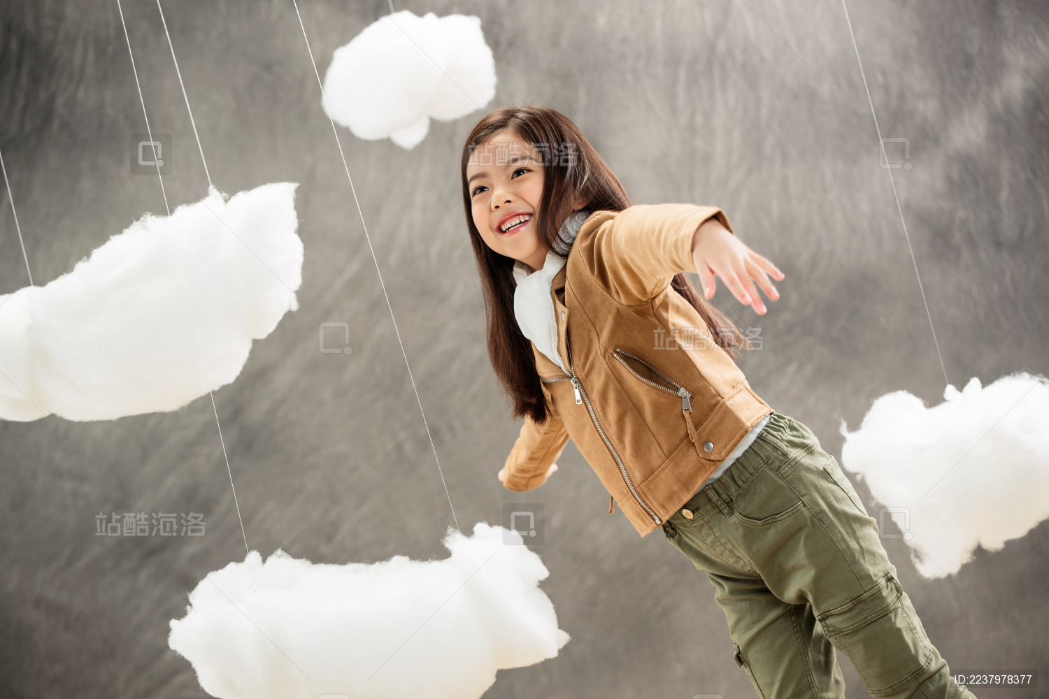 快乐女孩张开手臂