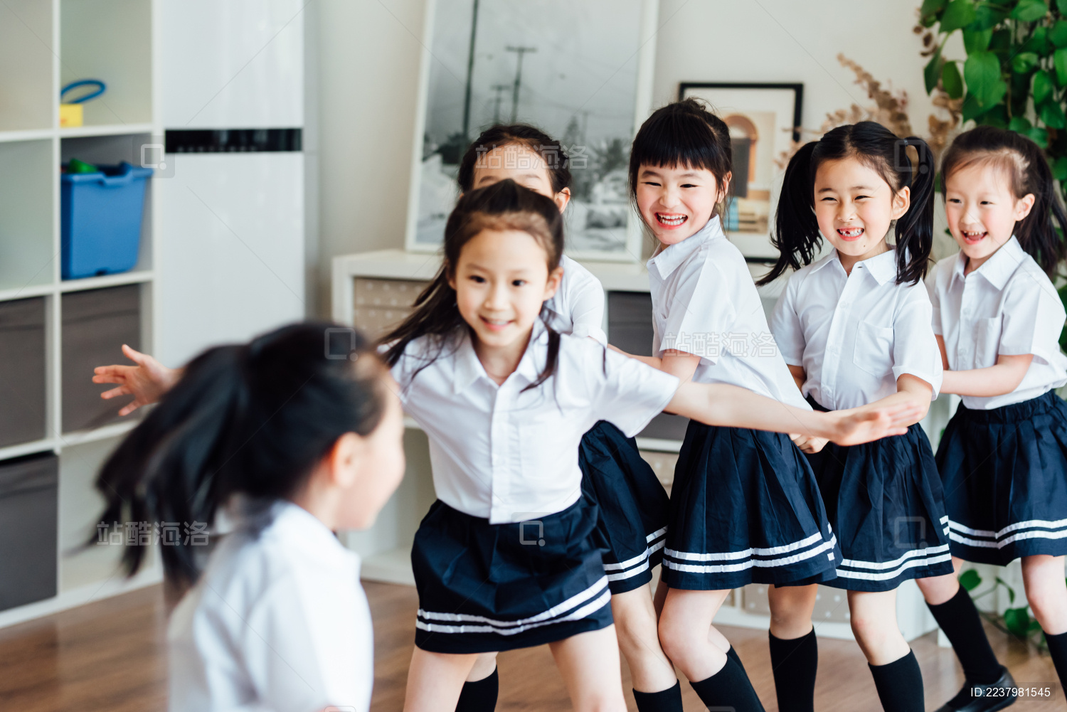 幼儿园小朋友们在做游戏