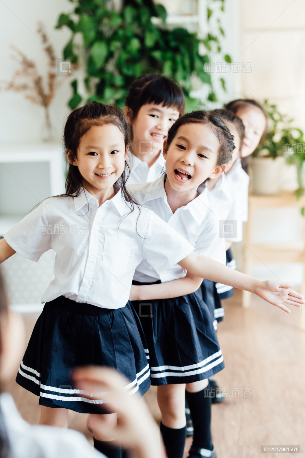 幼儿园小朋友们在做游戏