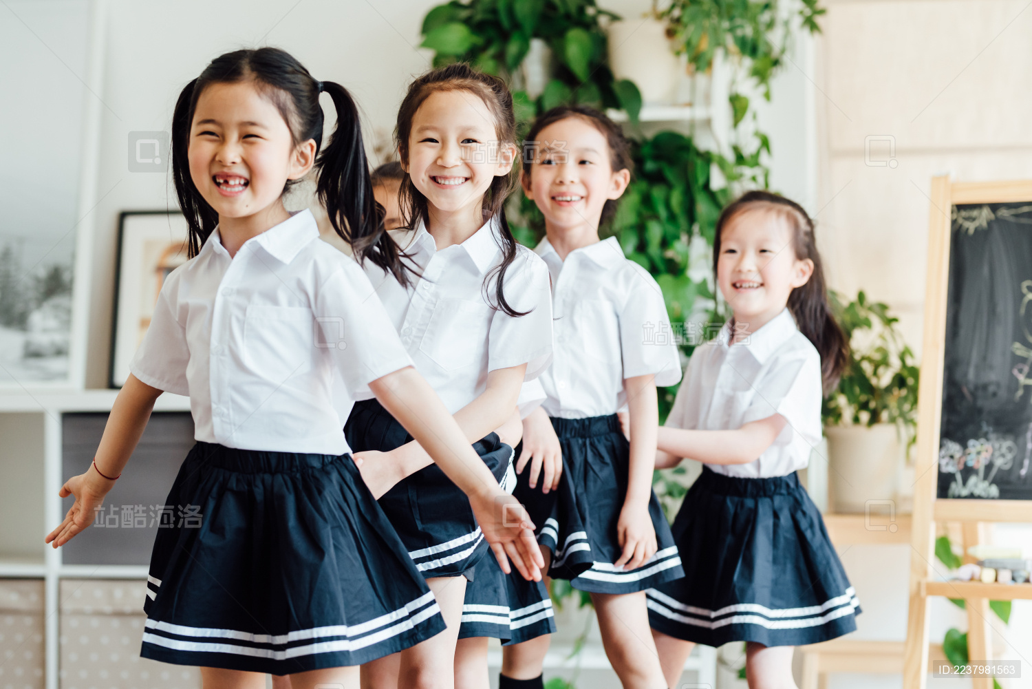 幼儿园小朋友们在做游戏