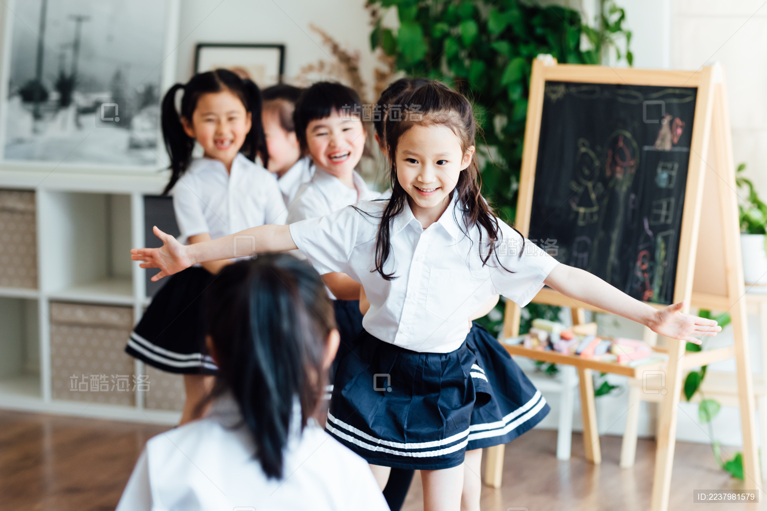 幼儿园小朋友们在做游戏