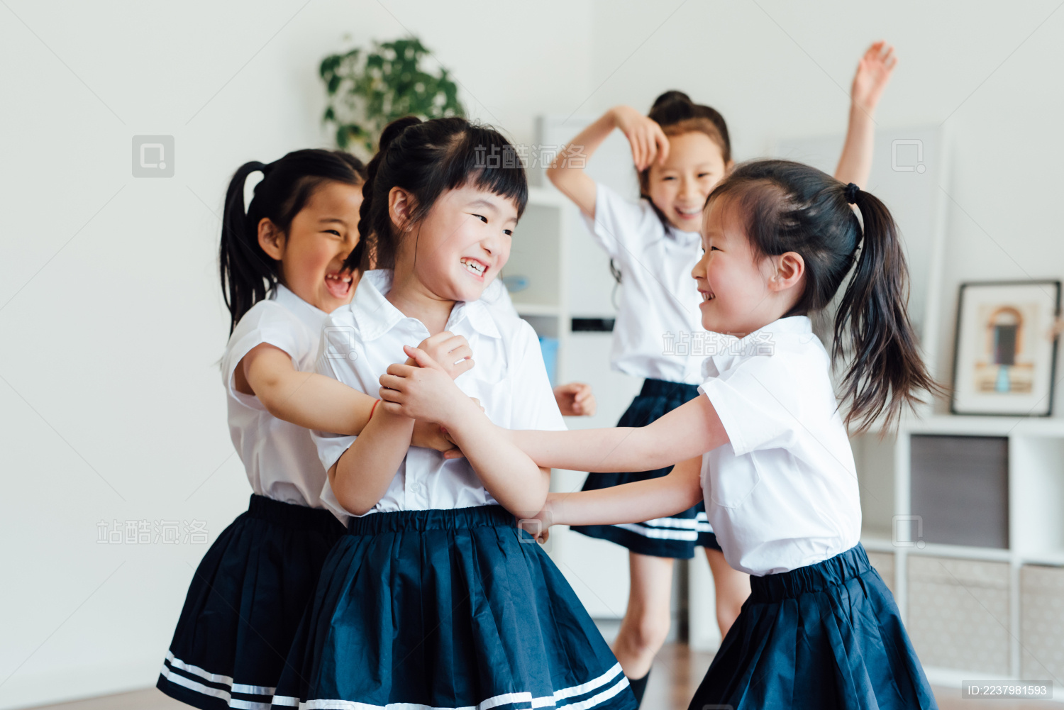 幼儿园小朋友们在做游戏