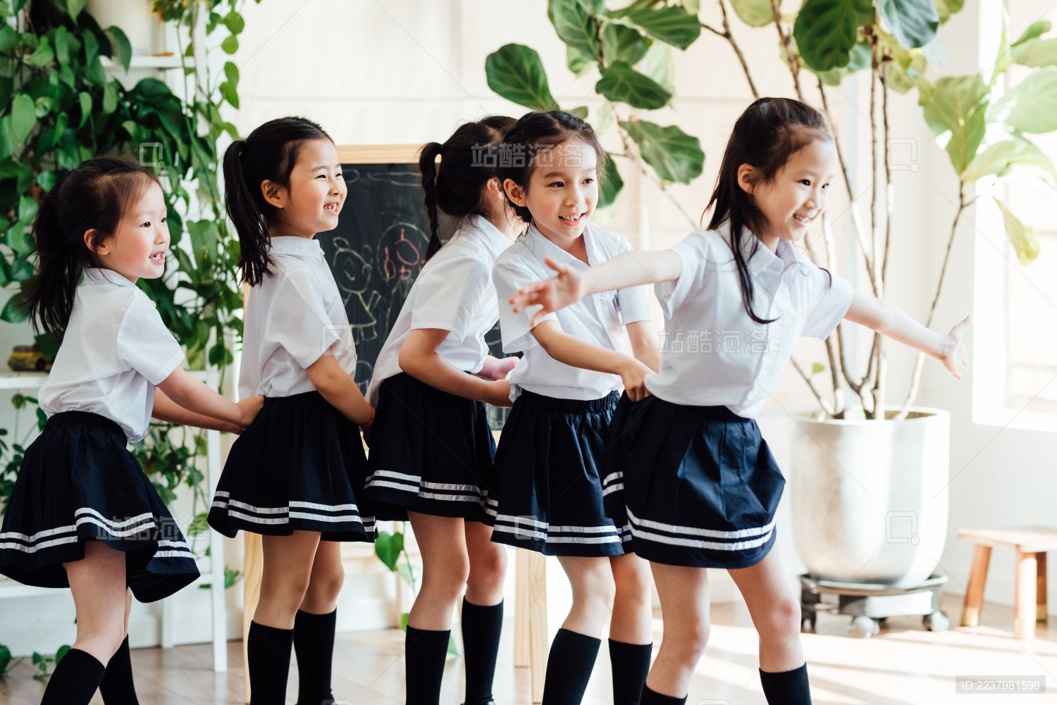 幼儿园小朋友们在做游戏