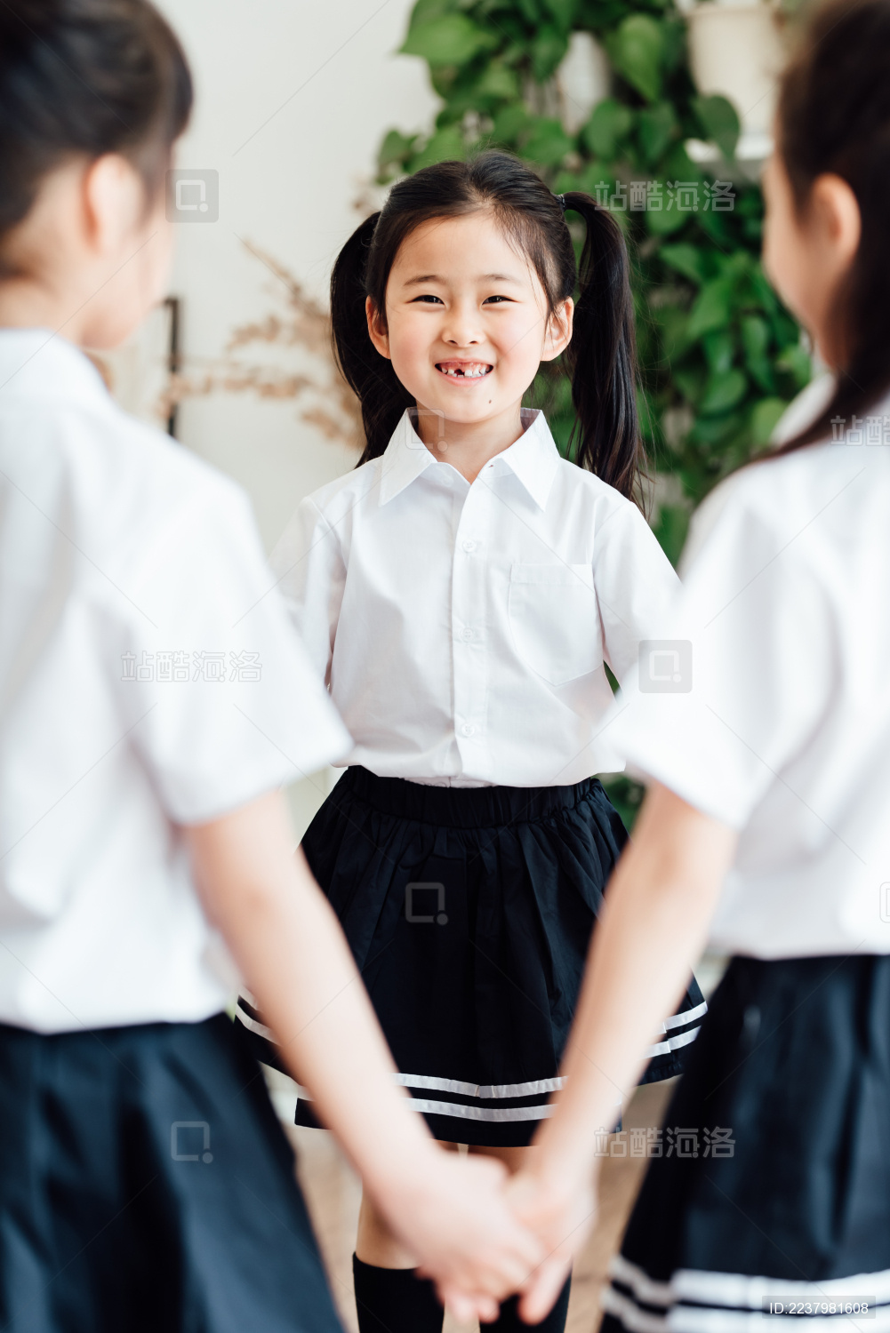 幼儿园小朋友们在做游戏