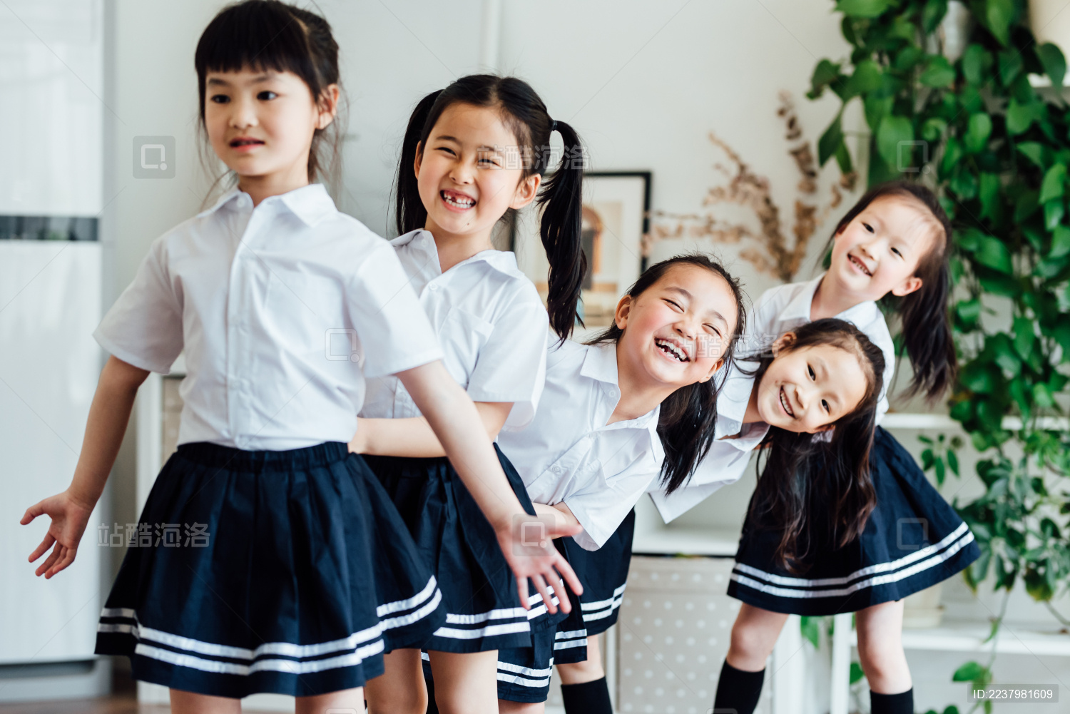 幼儿园小朋友们在做游戏