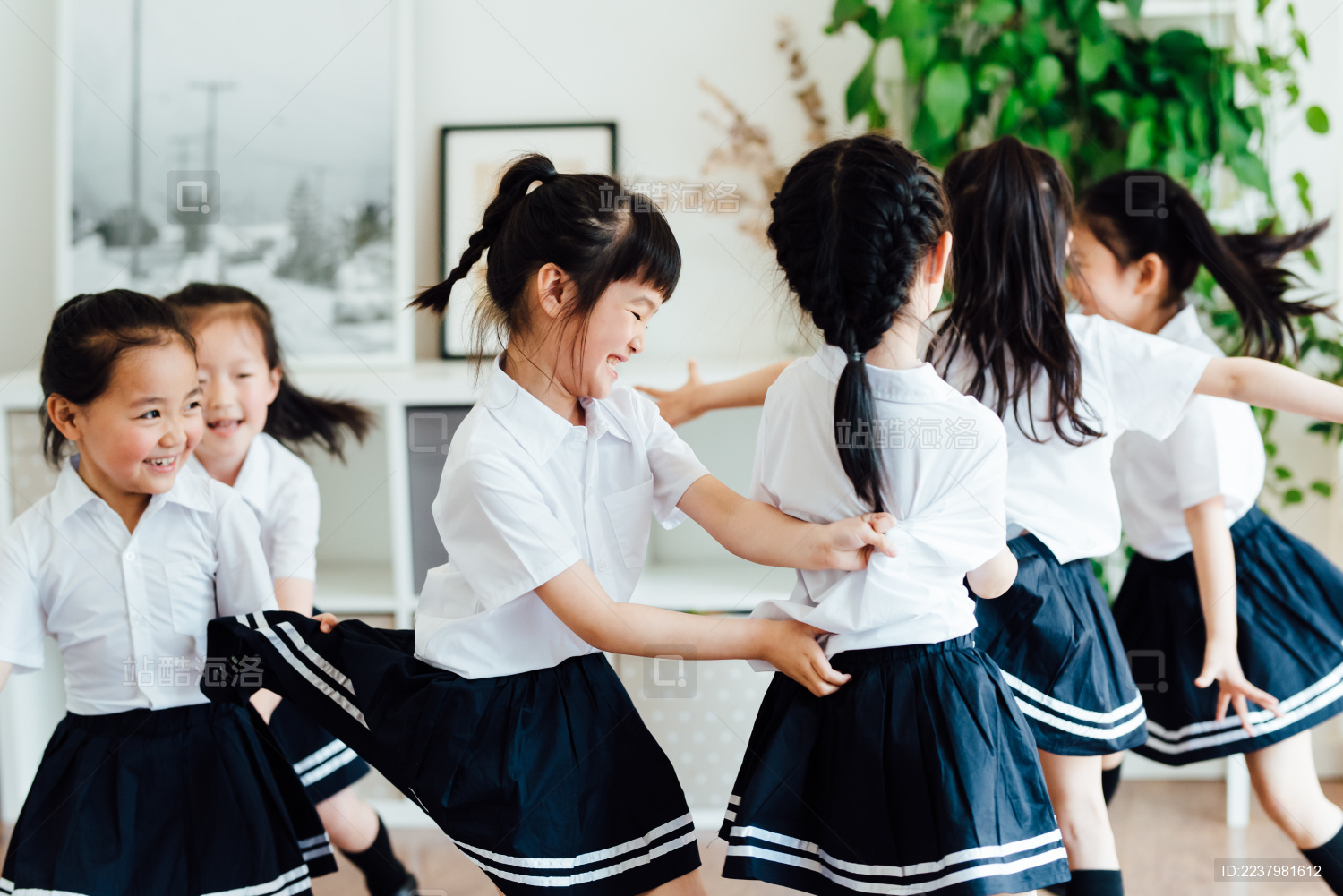 幼儿园小朋友们在做游戏