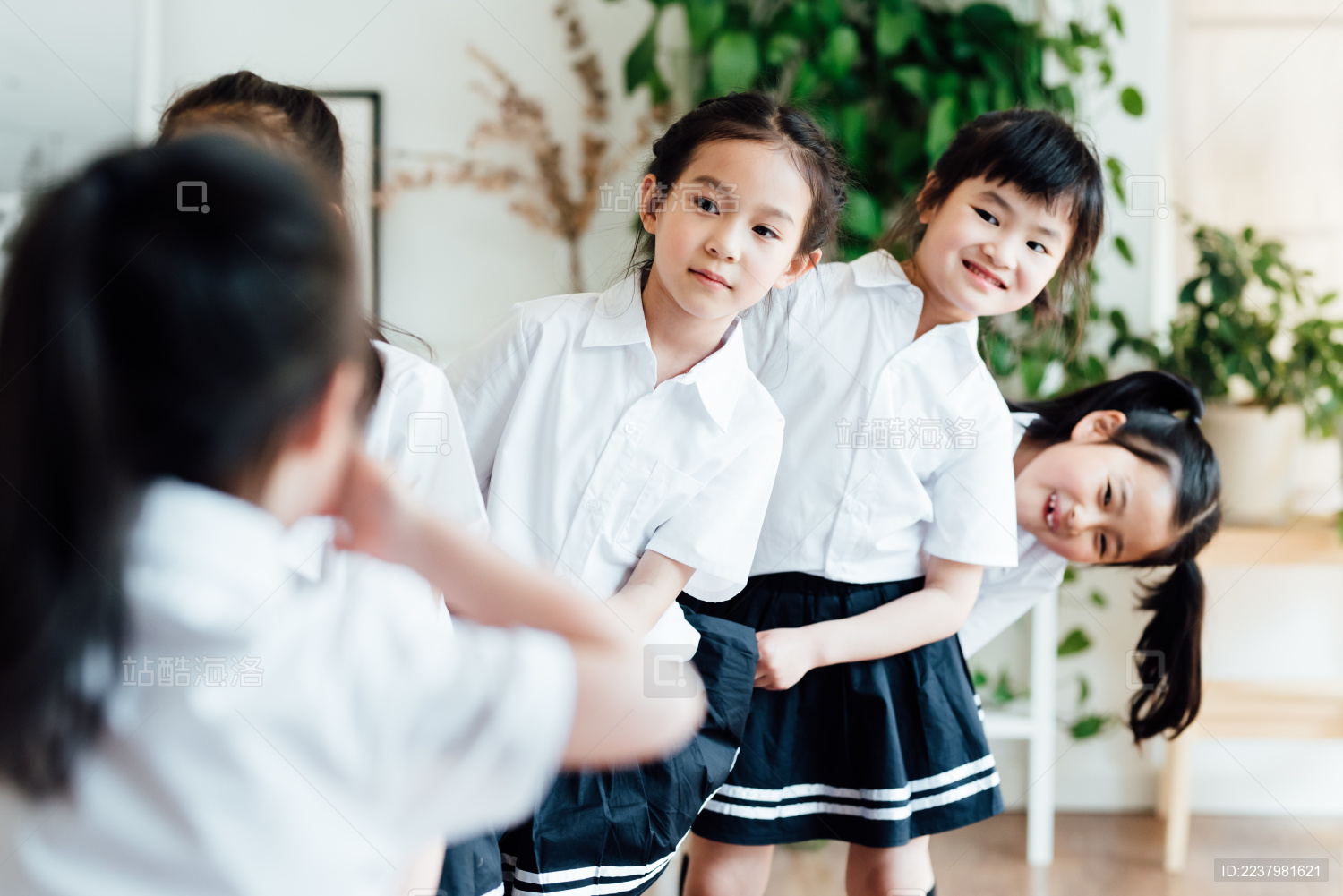 幼儿园小朋友们在做游戏