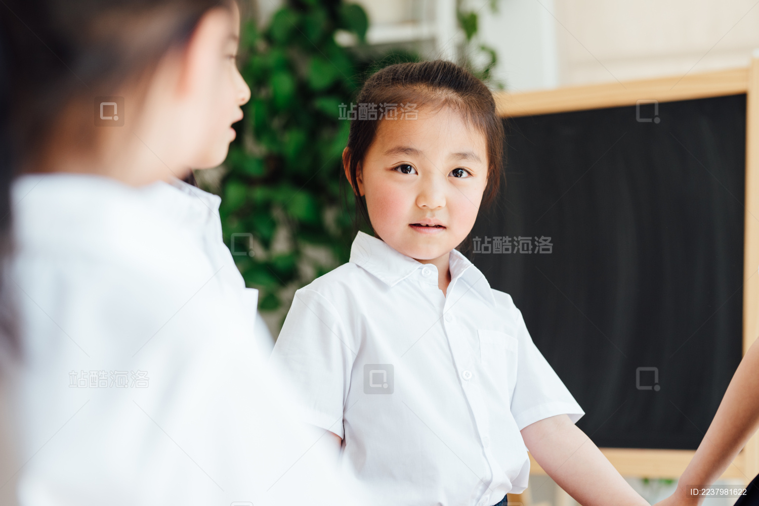 小朋友们在幼儿园学习