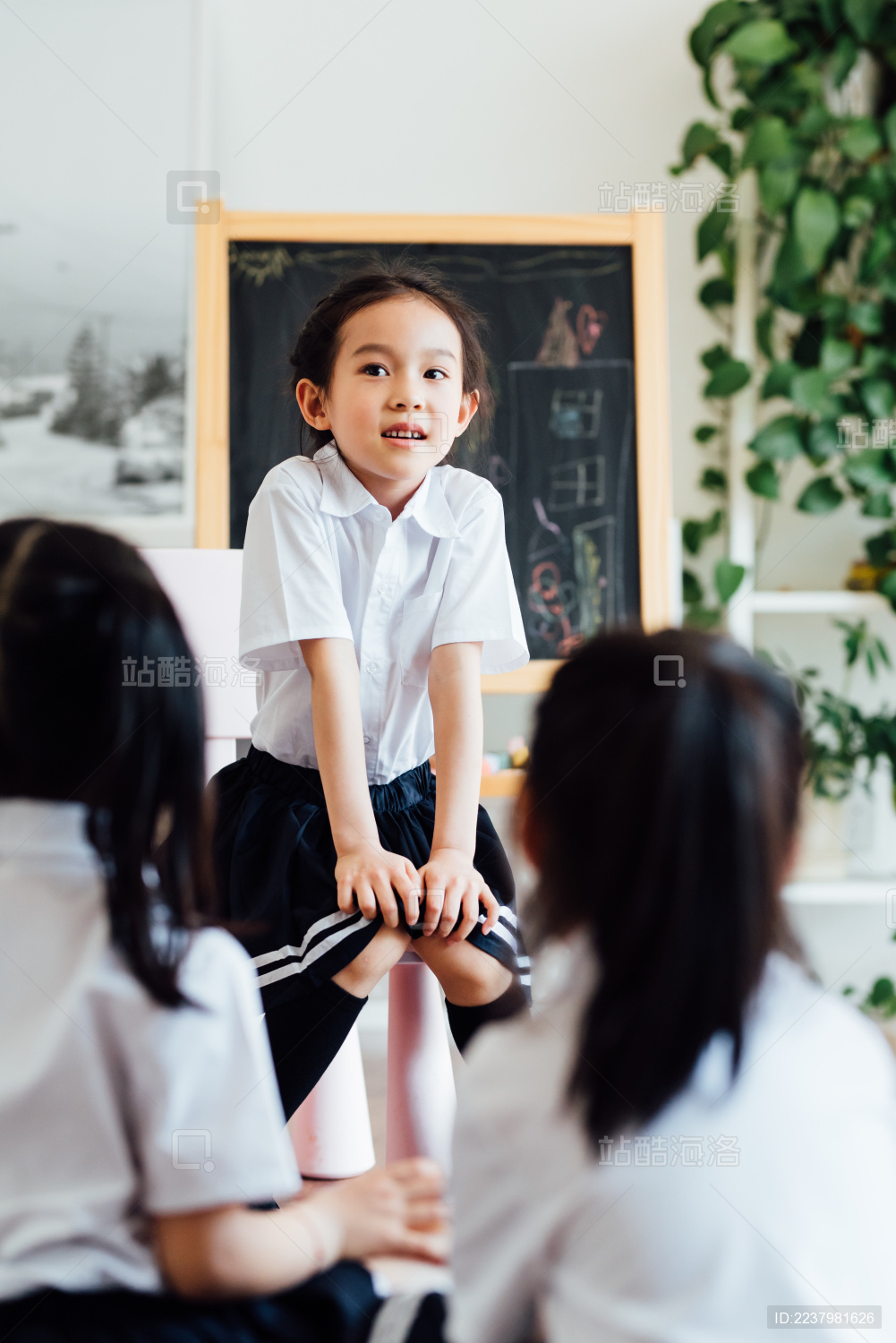 小朋友们在幼儿园学习