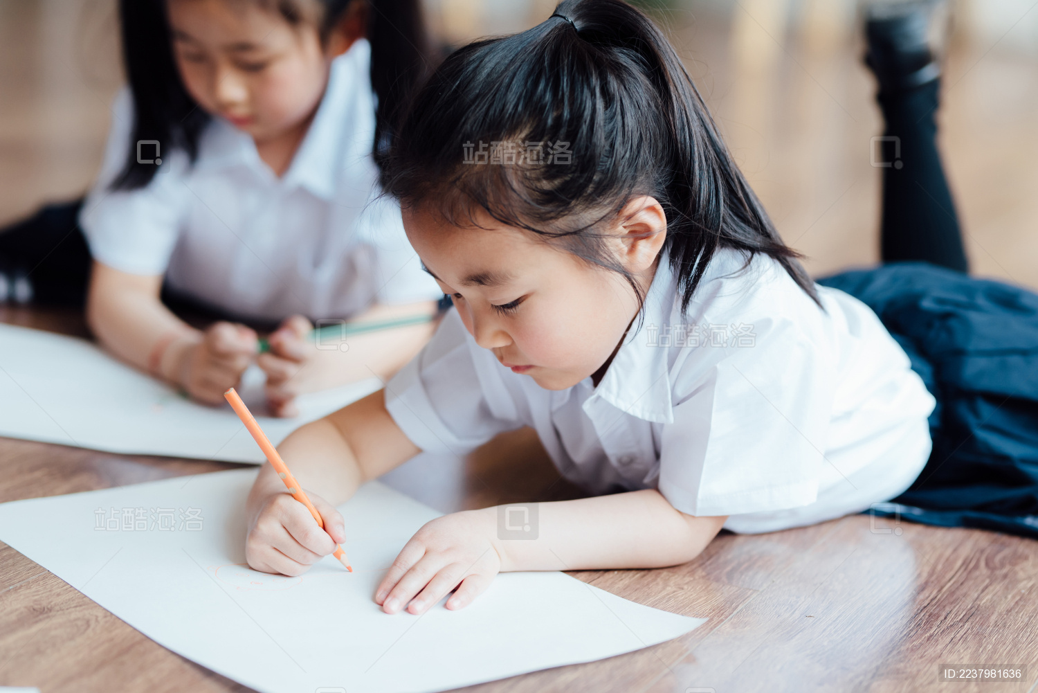 幼儿园小朋友们在画画