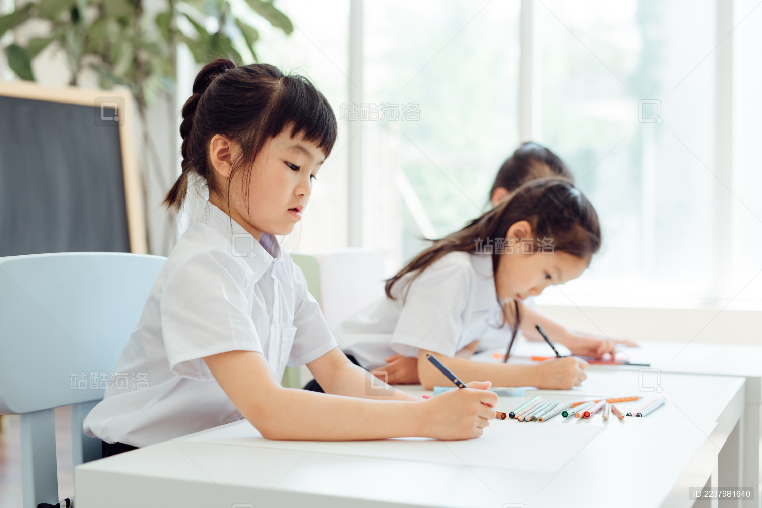 幼儿园小朋友们在画画