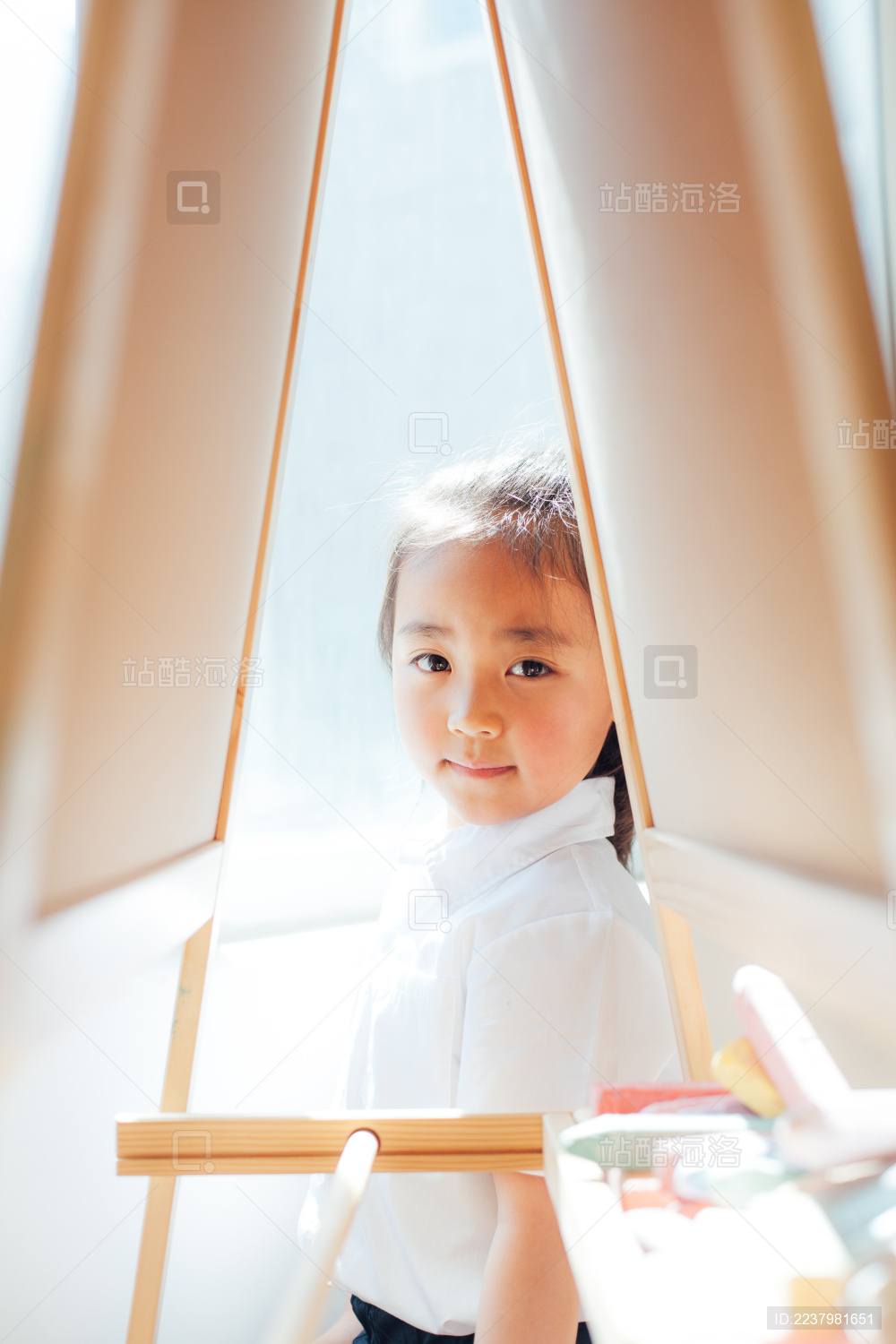 幼儿园小朋友们在画画