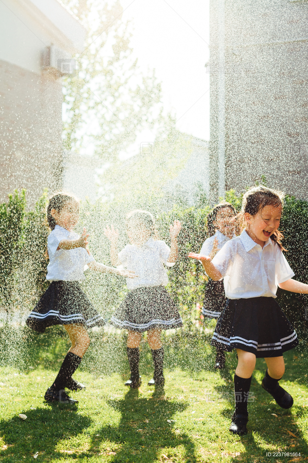 幼儿园小朋友们在院子里玩耍