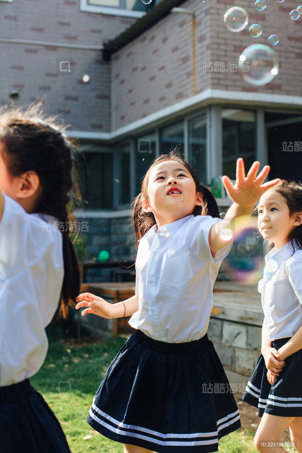 幼儿园小朋友们在院子里玩耍