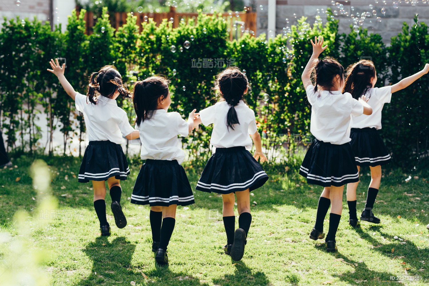 幼儿园小朋友们在院子里玩耍