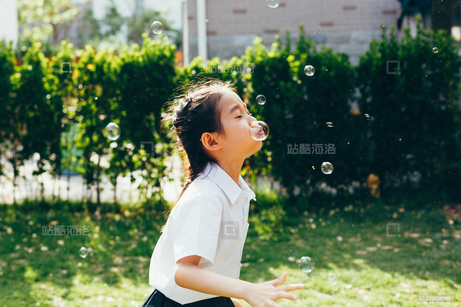 幼儿园小朋友们在院子里玩耍