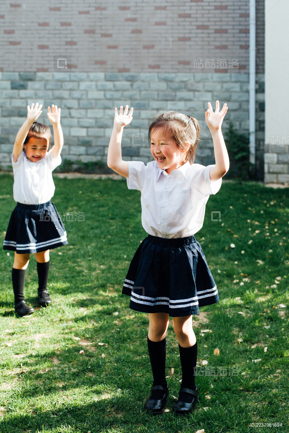 幼儿园小朋友们在院子里玩耍