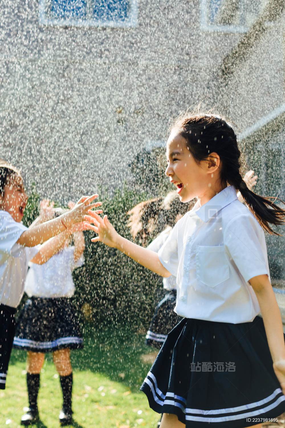 幼儿园小朋友们在院子里玩耍