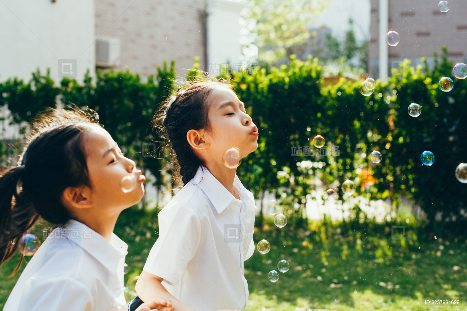 幼儿园小朋友们在院子里玩耍
