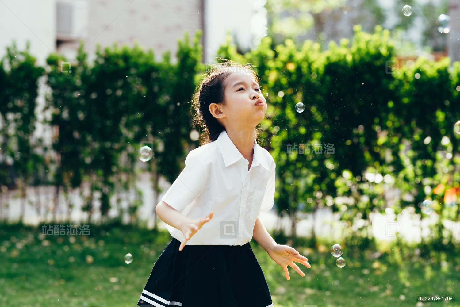 幼儿园小朋友们在院子里玩耍