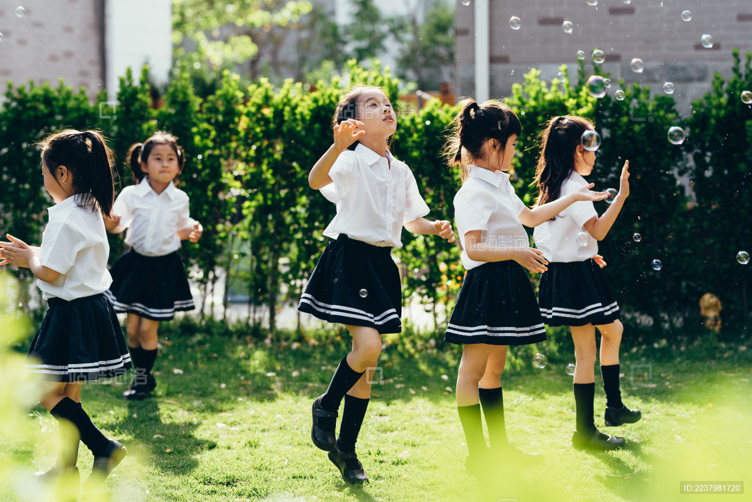 幼儿园小朋友们在院子里玩耍