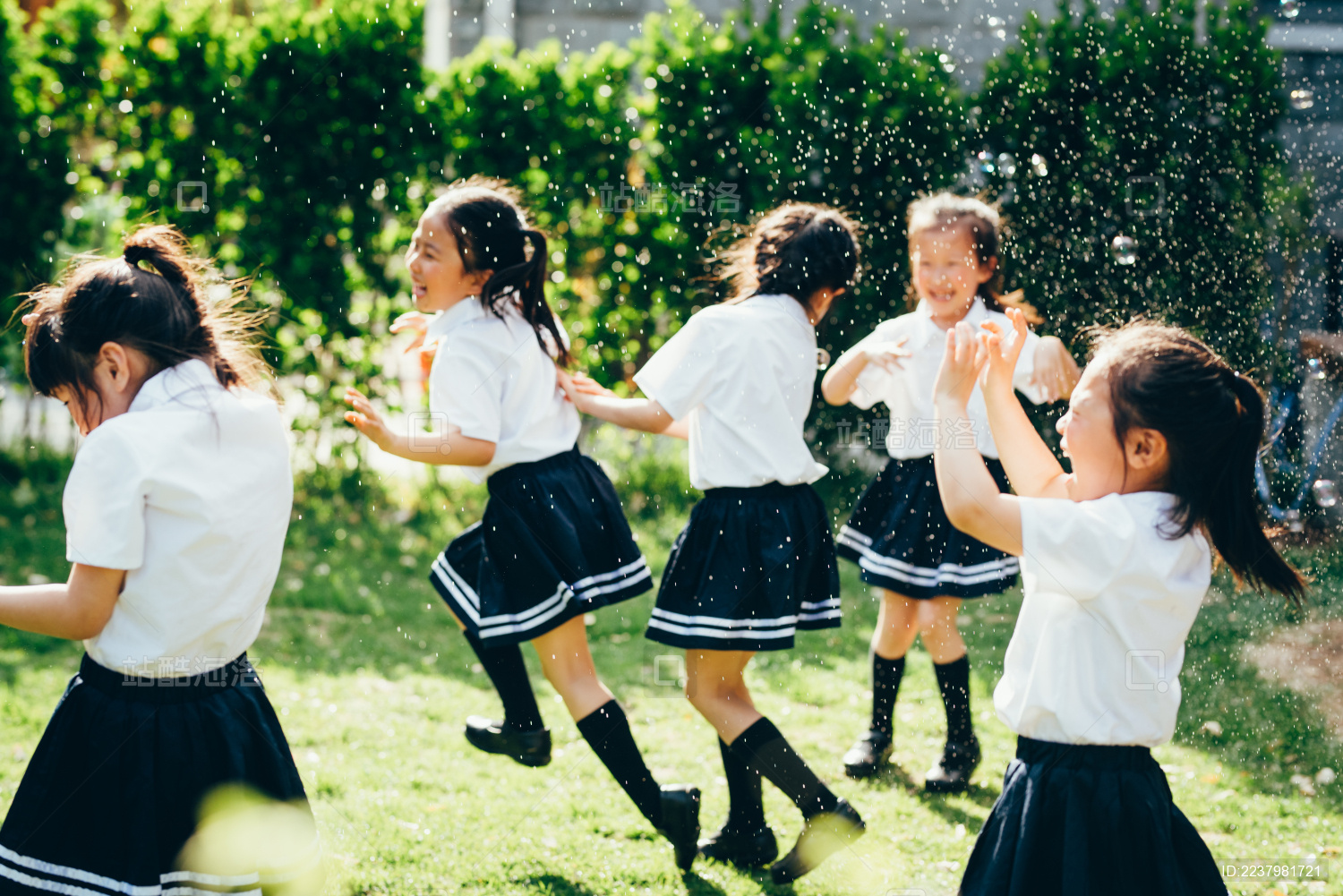 幼儿园小朋友们在院子里玩耍
