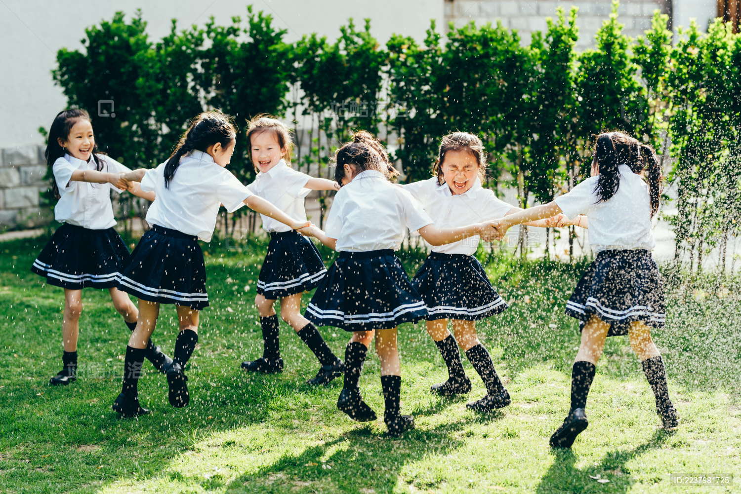 幼儿园小朋友们在院子里玩耍
