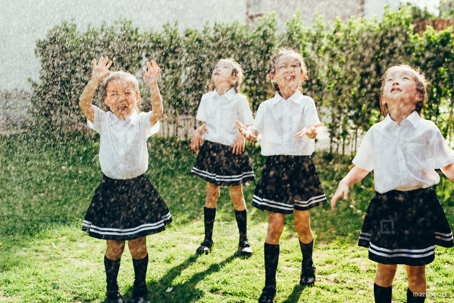 幼儿园小朋友们在院子里玩耍