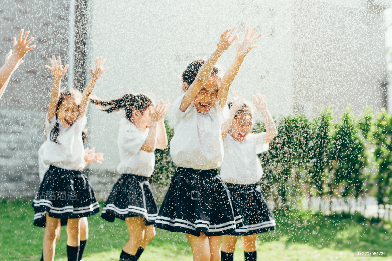 幼儿园小朋友们在院子里玩耍