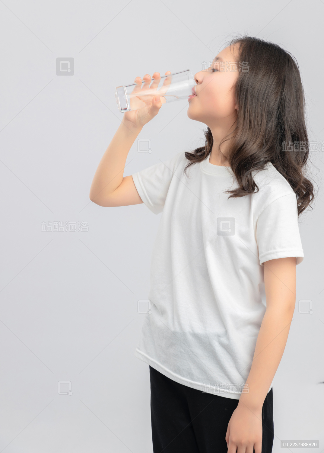 灰色背景里的亚洲小学女生