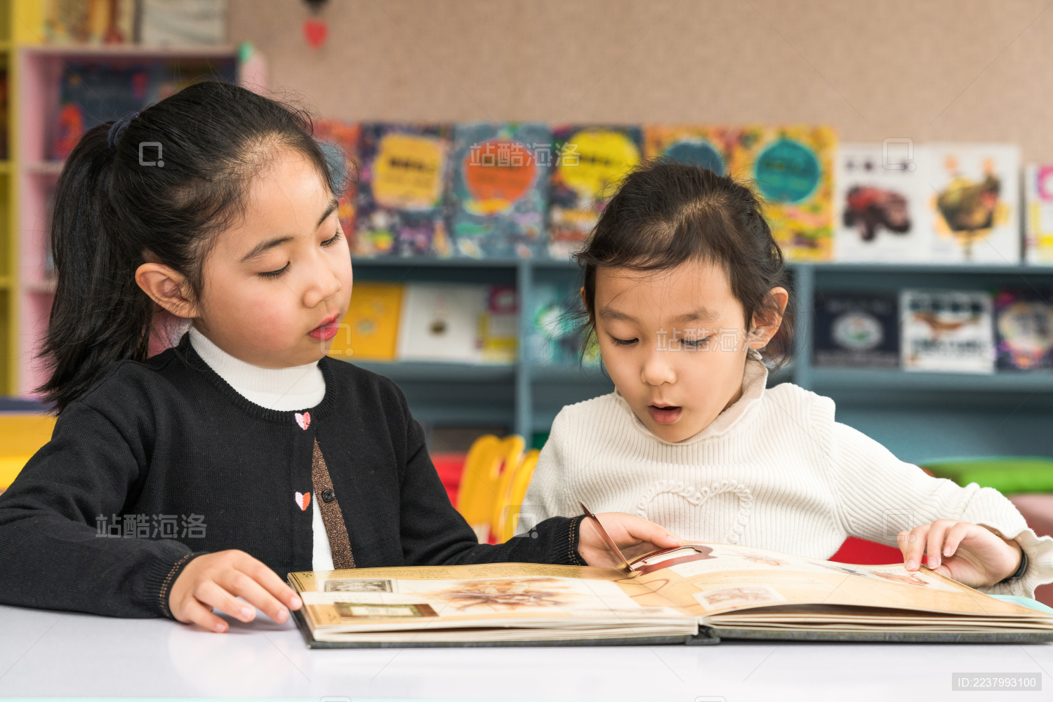 两个在图书馆阅读的中国女孩