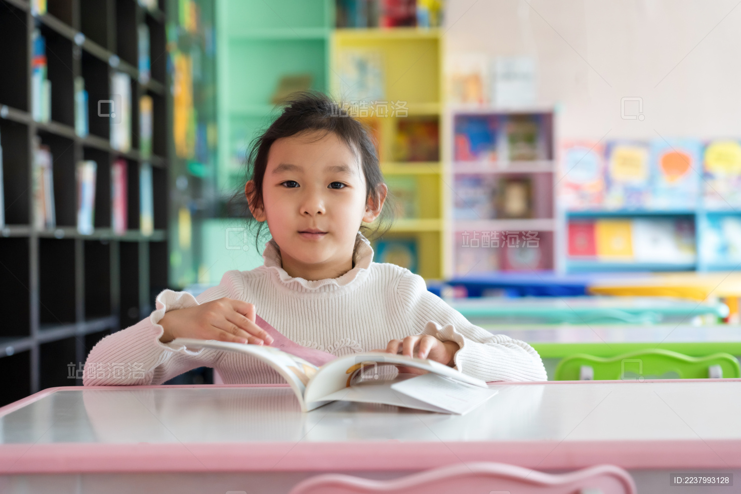 在图书馆认真读书的中国女孩