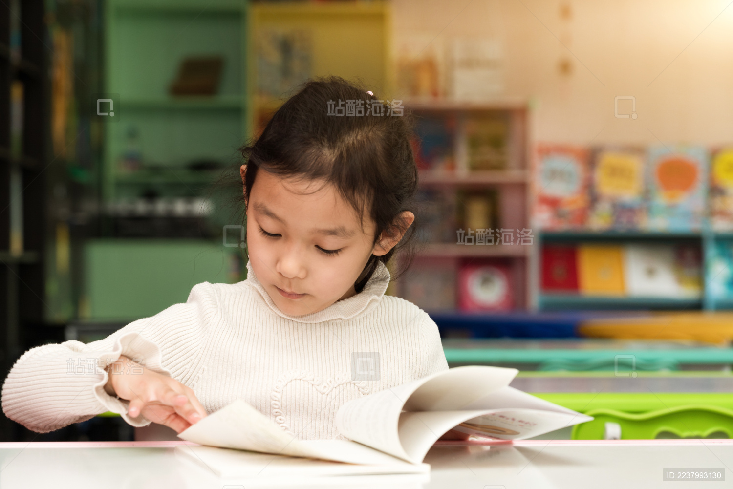 在图书馆认真读书的中国女孩