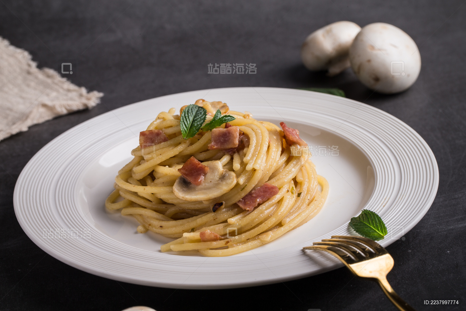 一盘奶油培根意大利面