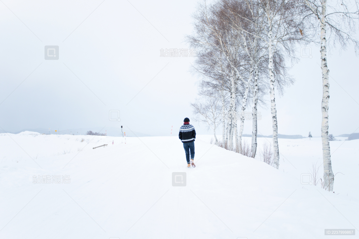 卡通走在雪地里的男孩背影大寒节气背景素材图片_广告背景_背景底纹-图行天下素材网