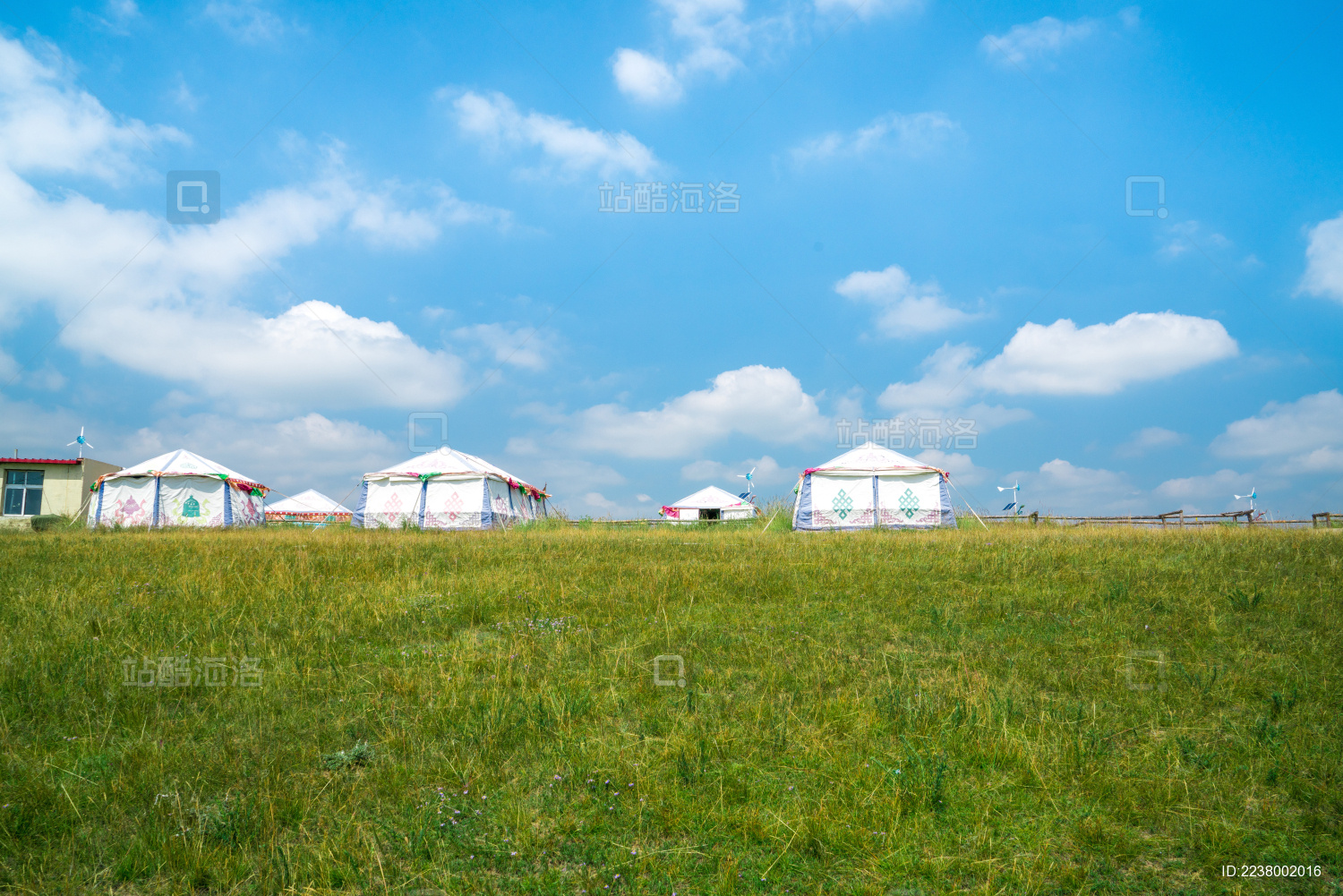 中国青海金银滩草原的蒙古包