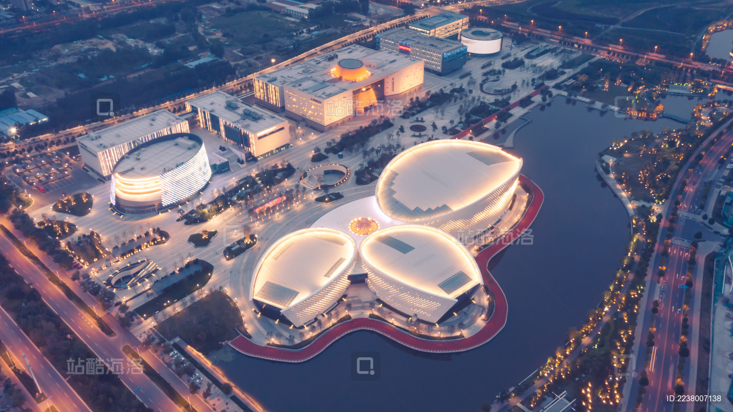 山东淄博张店文化中心广场的大剧院