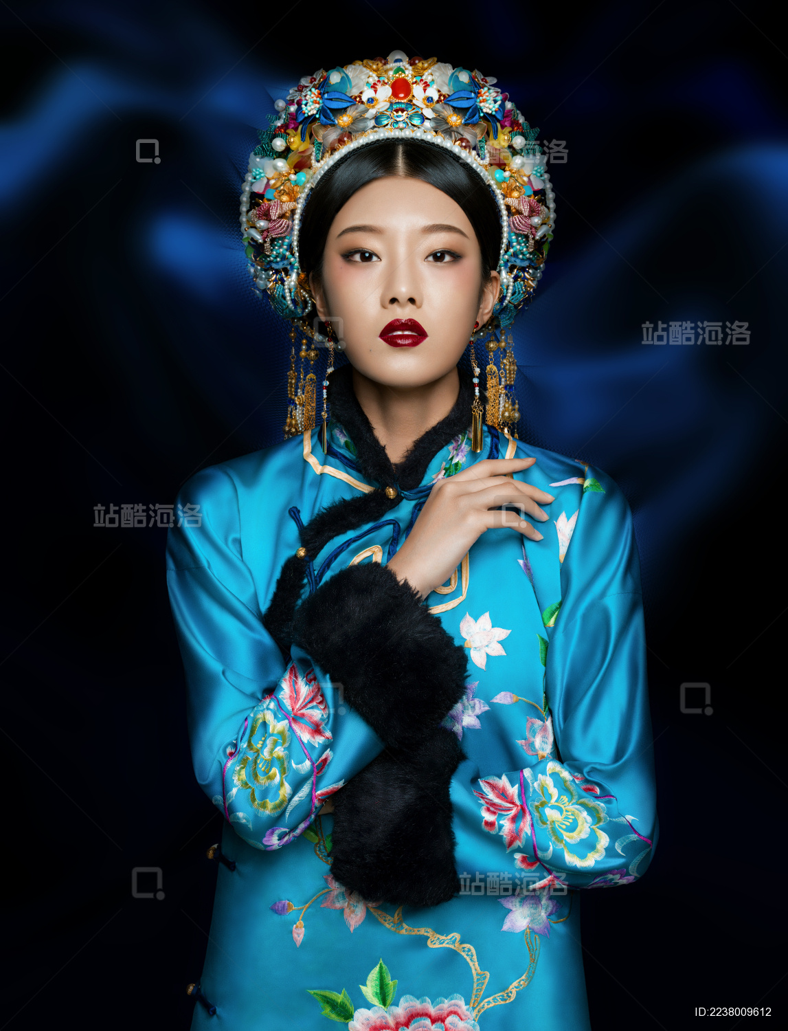 黑色背景下的清代女性古装造型清朝古装照片摄影图片_ID:434422944-Veer图库