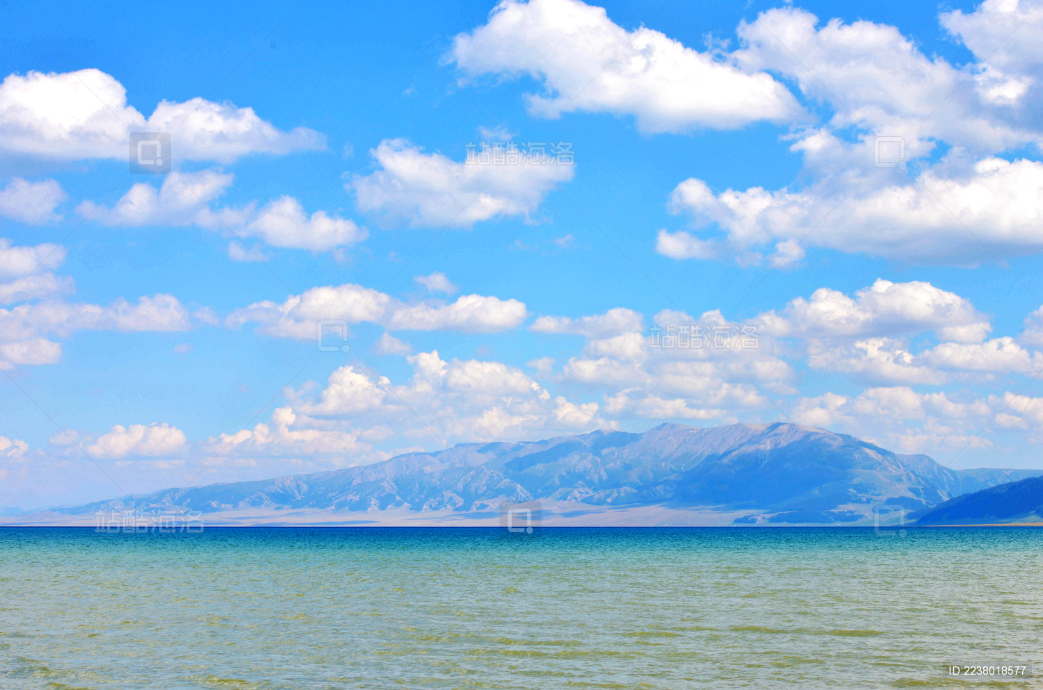 中国新疆博尔塔拉赛里木湖夏季风光