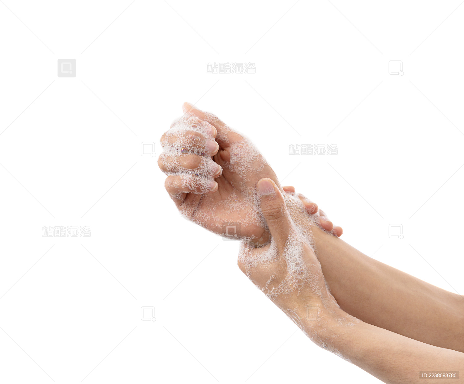 白色背景前 正在用洗手液洗手