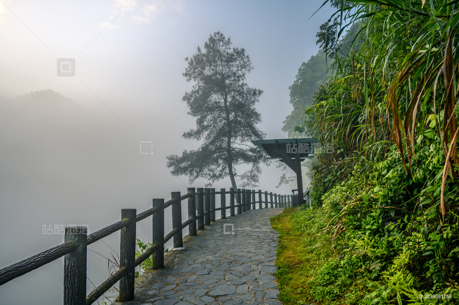 中国湖南省郴州市小东江风景区早上的晨雾
