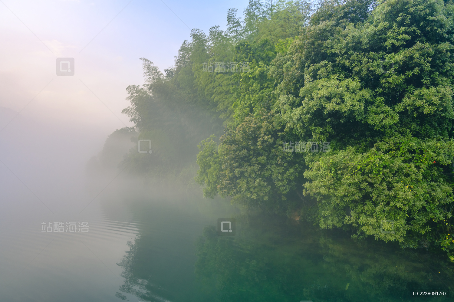 中国湖南省郴州市小东江景区早上江面的晨雾