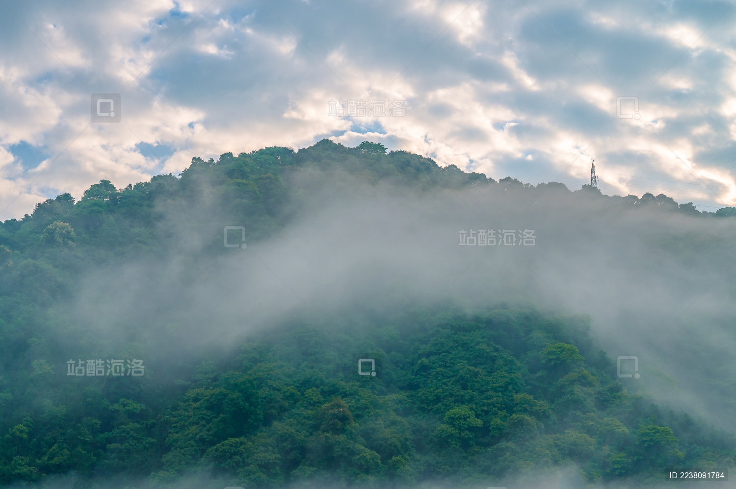 中国湖南省郴州市小东江景区早上山间晨雾