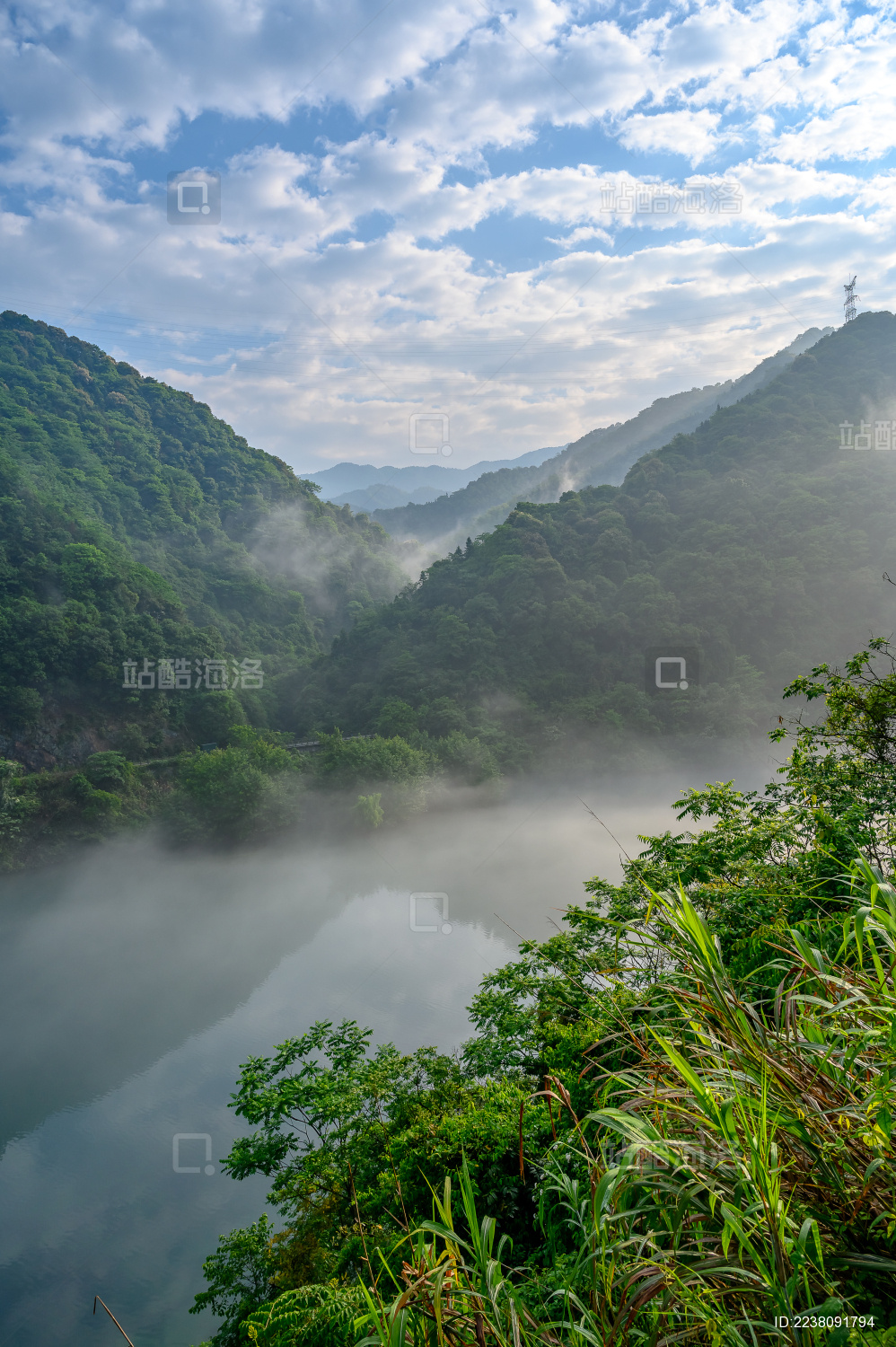 中国湖南省郴州市小东江景区早上江面的晨雾